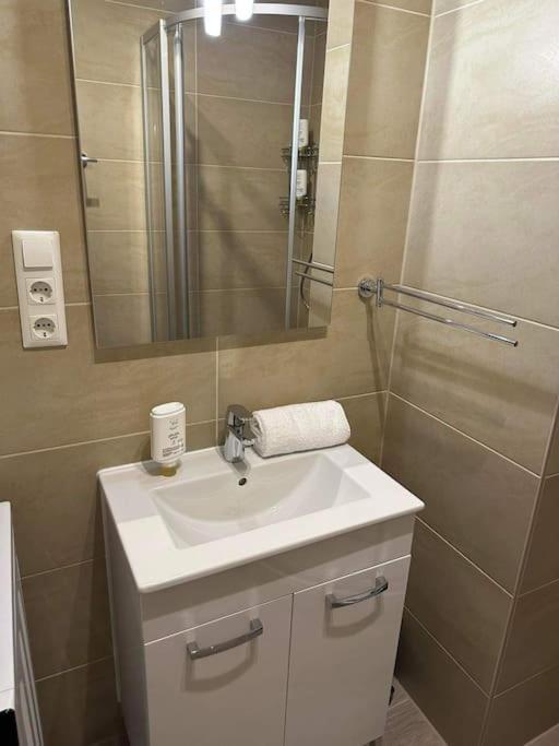 Direkt Bei U1 Apartment Viena Exterior foto